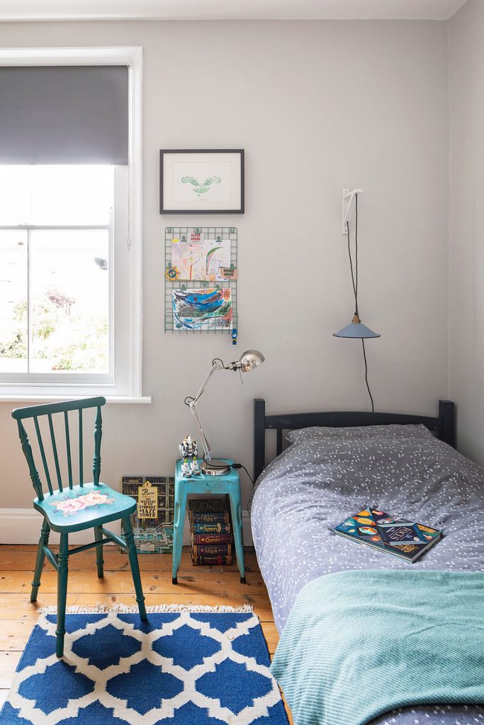 Drevené podlahy, svetlosivé steny a modré akcenty vytvárajú v celom dome pokojnú atmosféru, a to aj v izbách chlapcov.