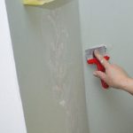 Základná príprava stien. Špinavé steny umyte mydlovou vodou pomocou štetky alebo hubky a nechajte dobre vyschnúť. Ak je na stene viac vrstiev starej maľovky, treba ju namokro oškrabať. Drobné nerovnosti odstránite pomocou maliarskej špachtle, väčšie zarovnáte hrubším brúsnym papierom alebo brúsnou mriežkou.