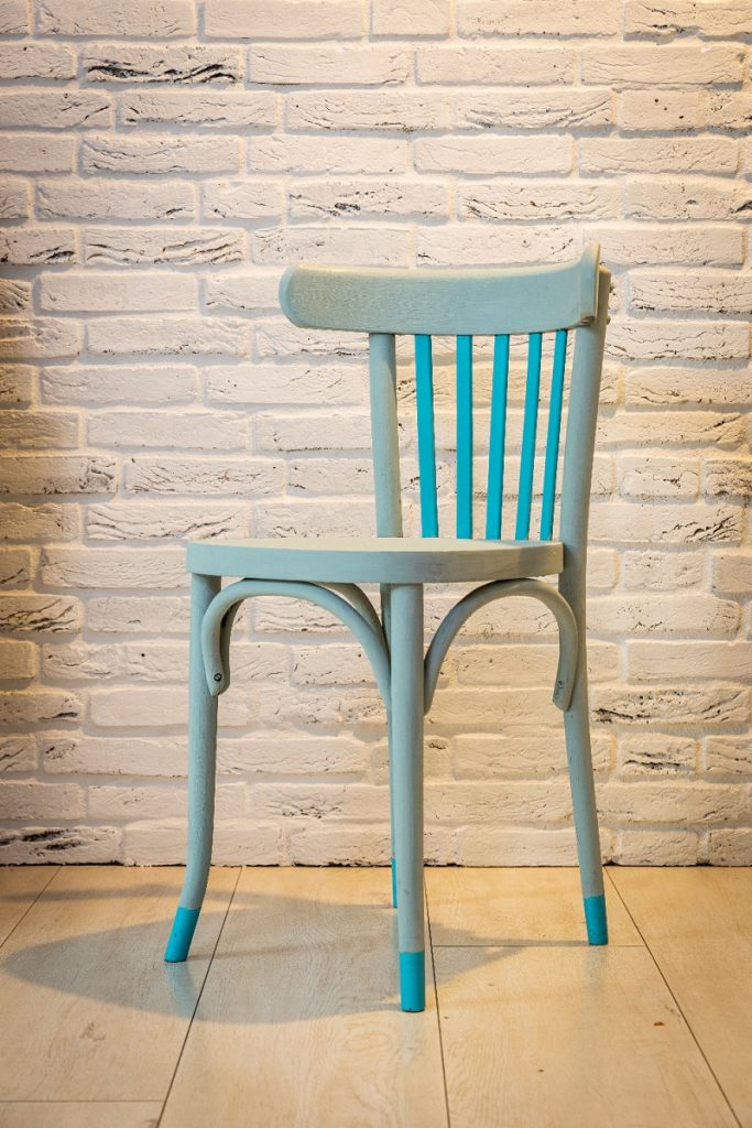 zrenovovaná drevená stolička