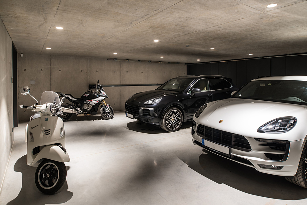 garáž s dvoma autami a motorkami