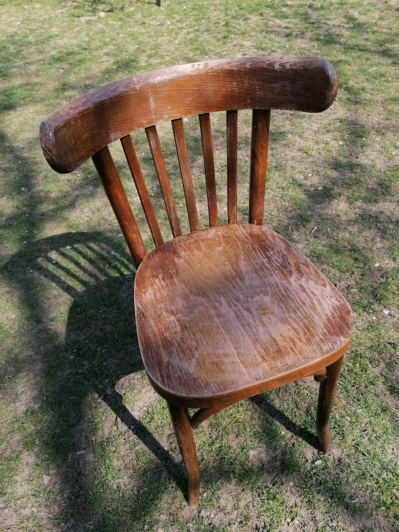 stará stolička z dreva vyrobená v Pravenci
