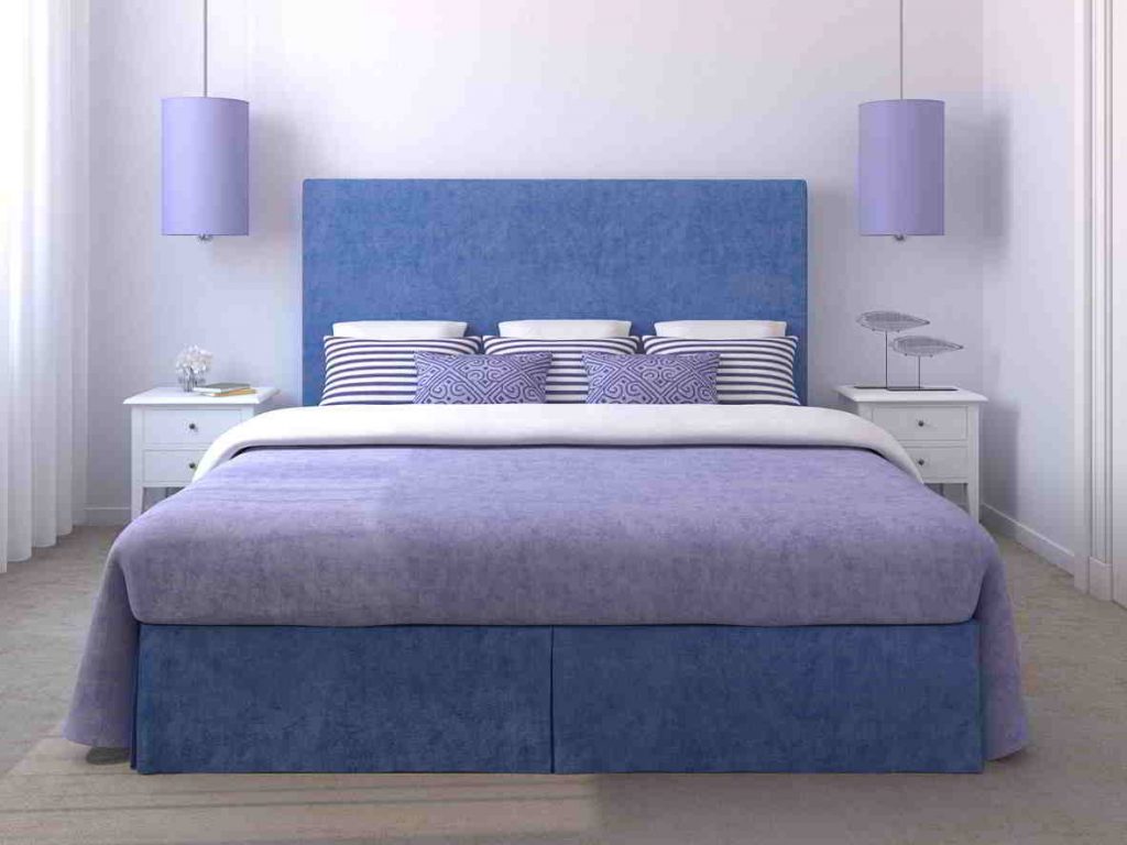 Svetlo fialová stena v spálni