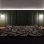 manželská posteľ s malými lampami