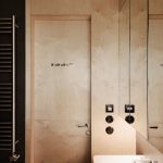 kúpeľňa s drevenými dvermi