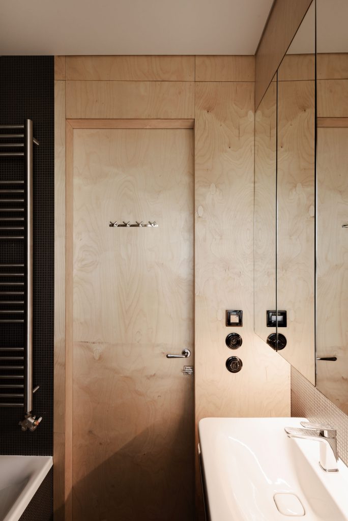 kúpeľňa s drevenými dvermi