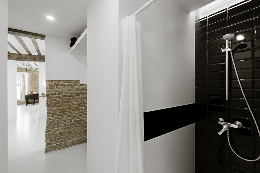 čierna kúpeľňa so sprchovým kútom