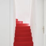 schodisko upravené červenou stierkou