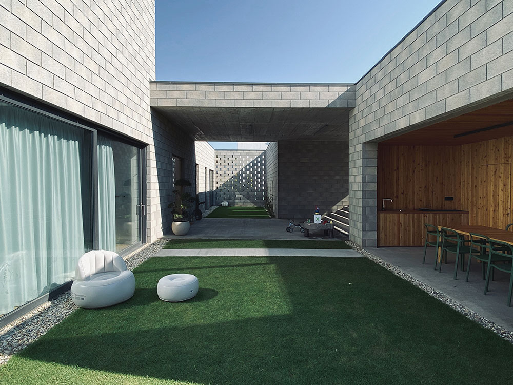 Tvárnice, ktoré sa nachádzajú medzi patiom a susednou parcelou majú redšie uloženie.,