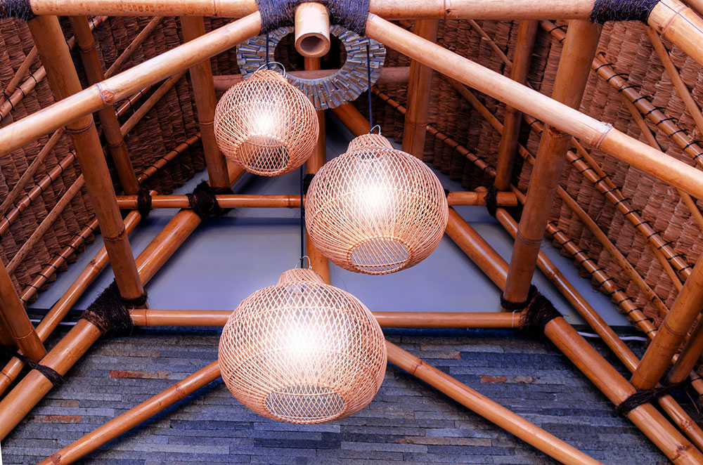 bambusové interiérové svietidlo