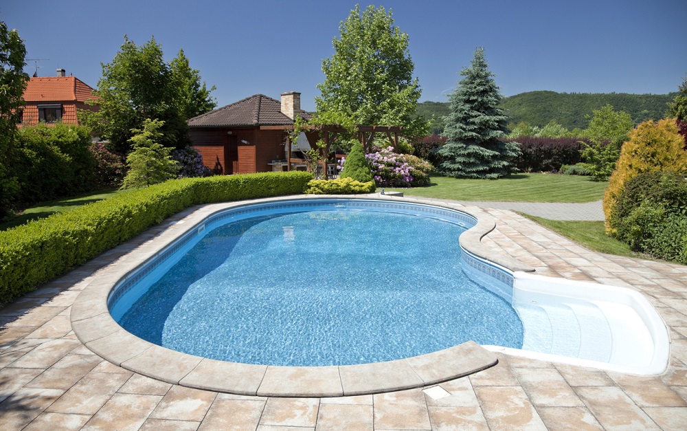 záhradný bazén pri rodinnom dome