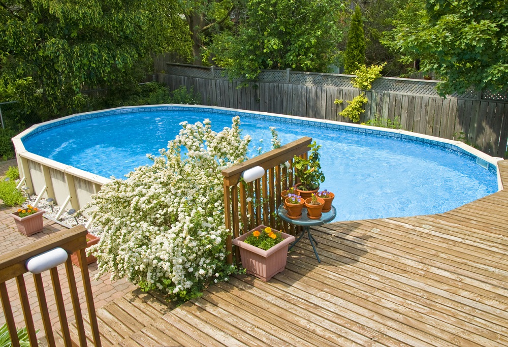 záhradný bazén pri rodinnom dome