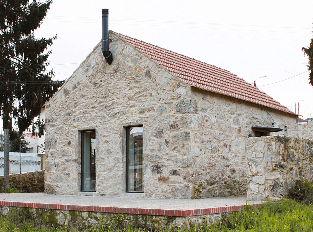 Malá hospodárska stavba vo vinici sa po rekonštrukcii premenila na moderný kamenný dom