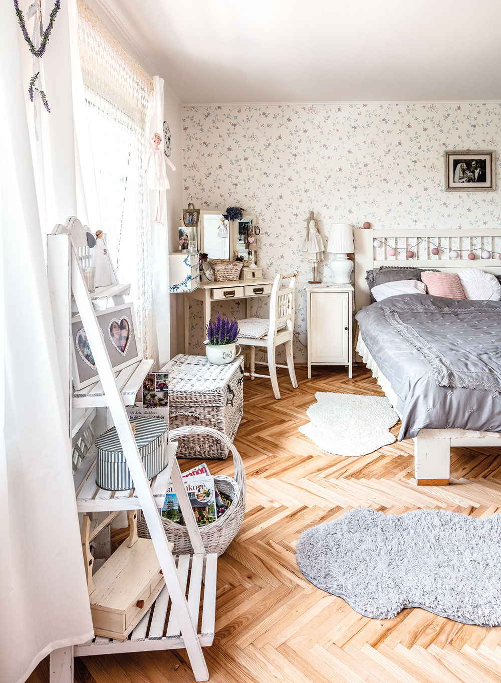 V spálni zladila Lucie jednotlivé prvky do romanticky pôsobiaceho celku. Miesto sa našlo aj na toaletný stolík, ktorý je spolu s jemnou kvietkovanou tapetou čisto ženskou záležitosťou.