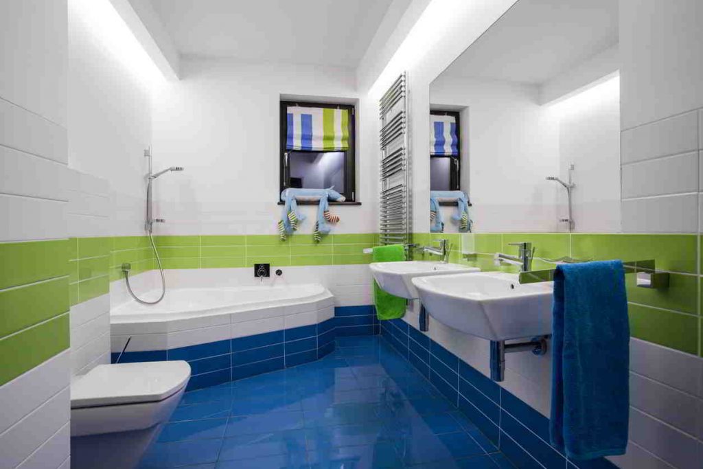 kúpeľňa s modrými a zelenými obkladačkami
