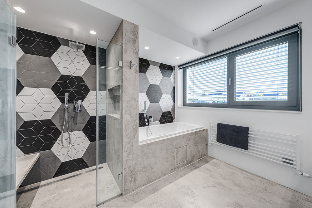 moderná kúpeľňa so sivými, bielymi a čiernymi obkladačkami
