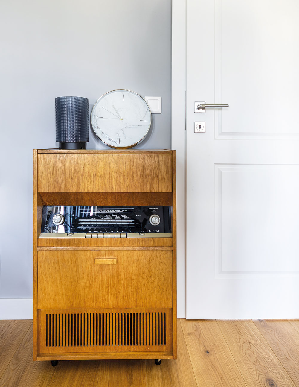 Vzácny kus s príbehom. Tým je toto retro rádio s gramofónom po majiteľovej starkej, ktoré je stále funkčné. Vnútri sa nachádzajú okrem iného aj platne Karla Gotta. Silvia ho chce časom prebrúsiť a zreštaurovať.