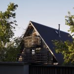 domček s prevahou dreva a so sedlovou strechou