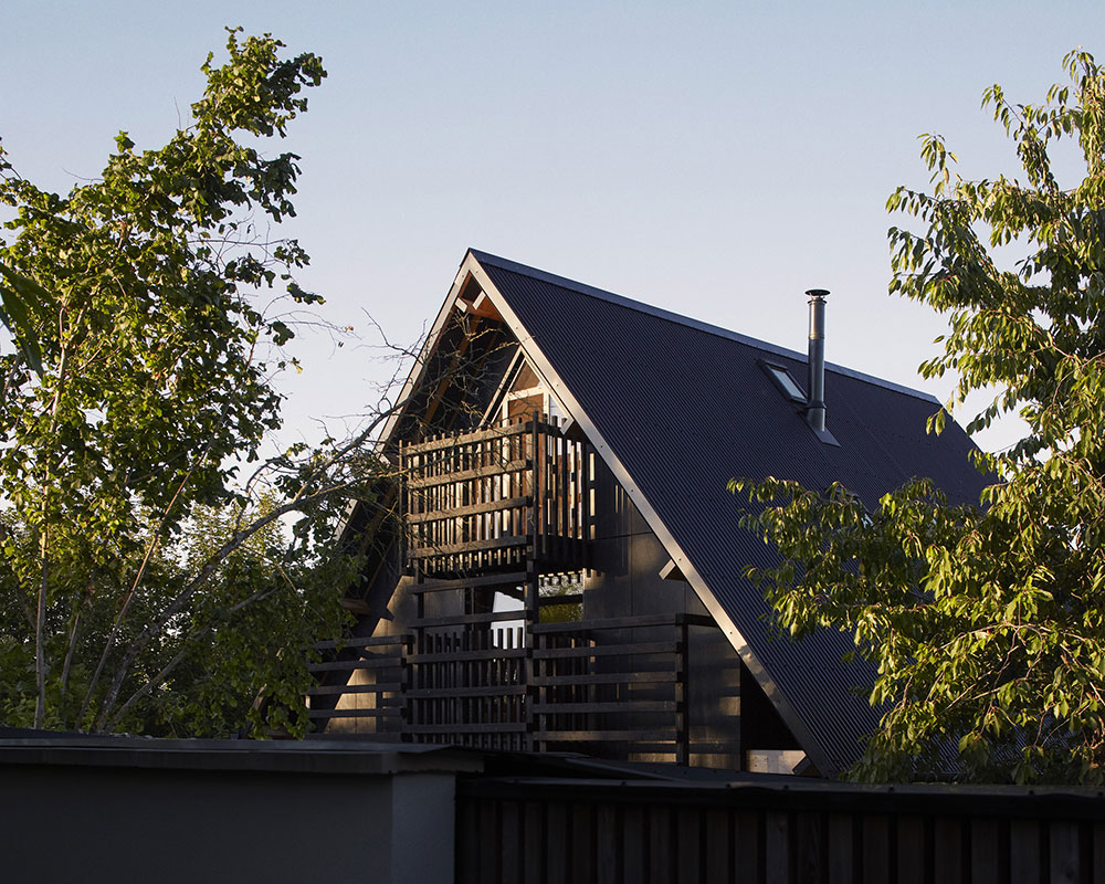 domček s prevahou dreva a so sedlovou strechou