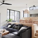 obývacia izba s francúzskymi oknami a jedálňou