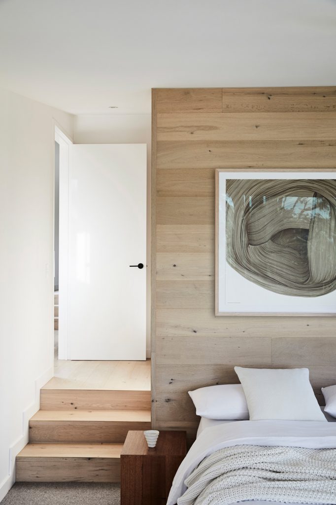 spálňa s drevenou stenou