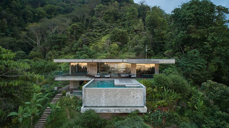 Českí architekti navrhli betónovú vilu v džungli: Drsný luxus, ktorý nie je pre všetkých