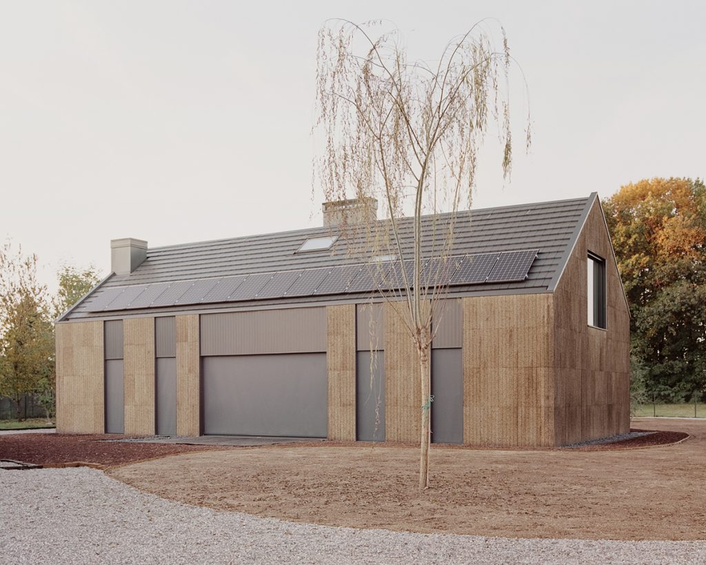 Bývanie z dreva, slamy a korku? Udržateľný dom s mimoriadne jednoduchou architektúrou