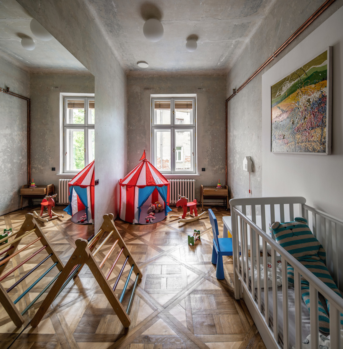 Dlhé úzke miestnosti architekti zväčšili zrkadlami. 
