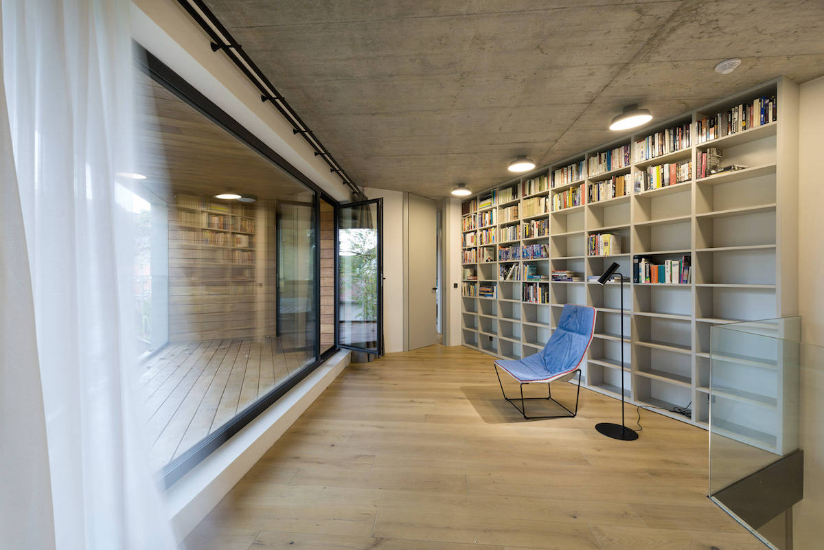 Krásna veľká knižnica s vlastnou terasou.