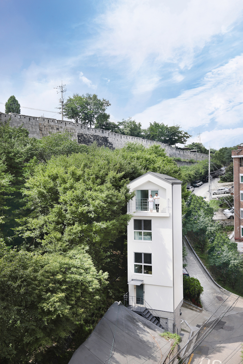 Veľmi malý pozemok architekti využili naplno.