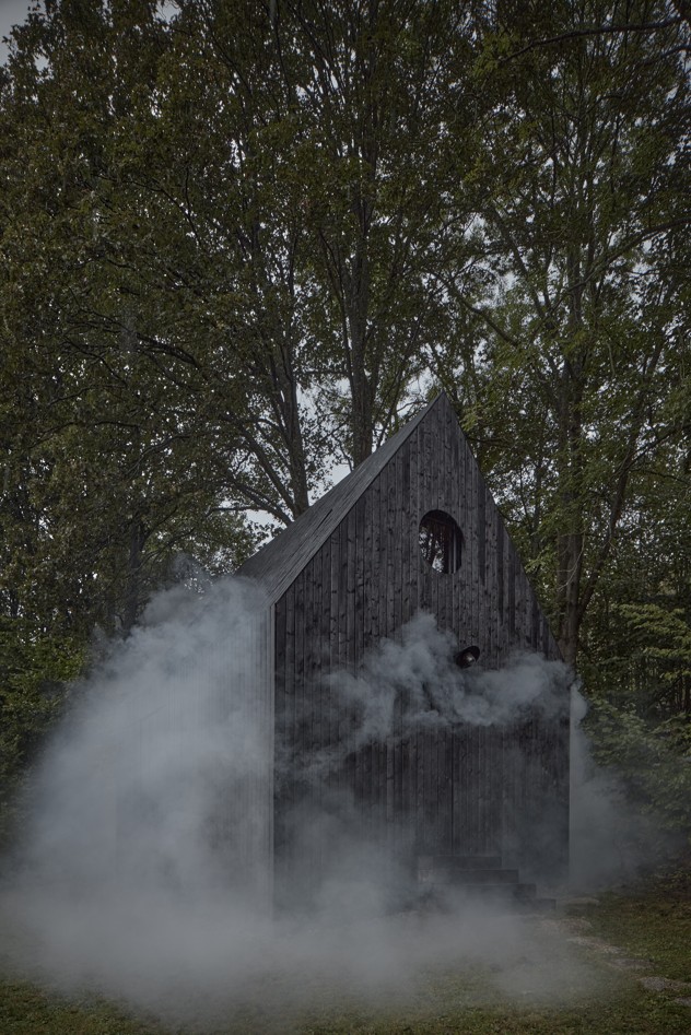 Malá chata v dyme