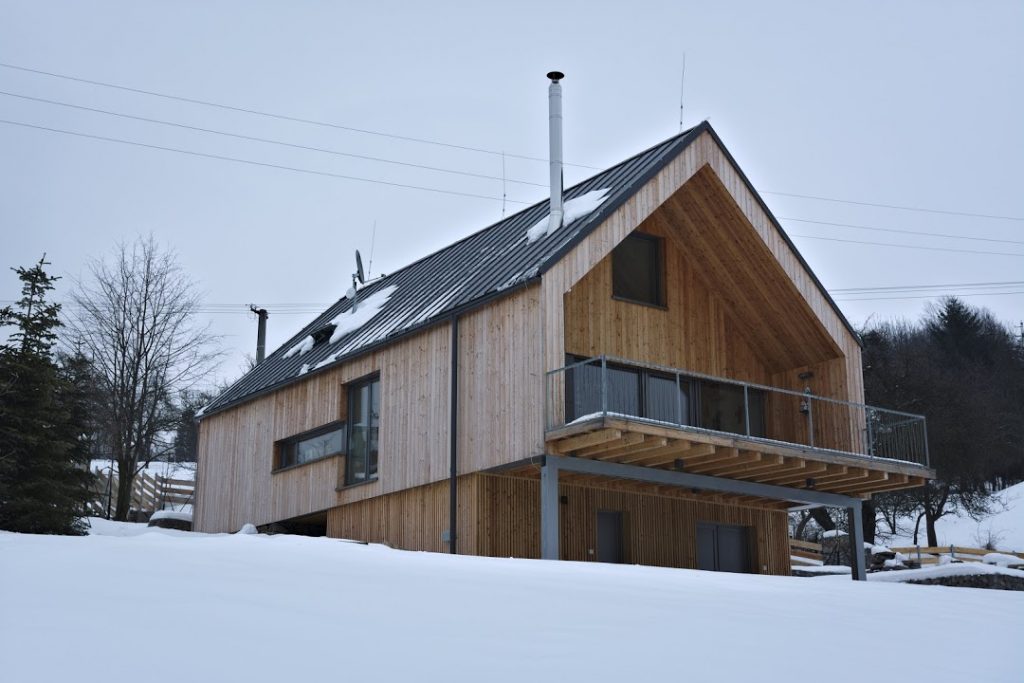 Neďaleko tajchu v Štiavnických vrchoch stojí typový dom s originálnymi úpravami (VIDEO)