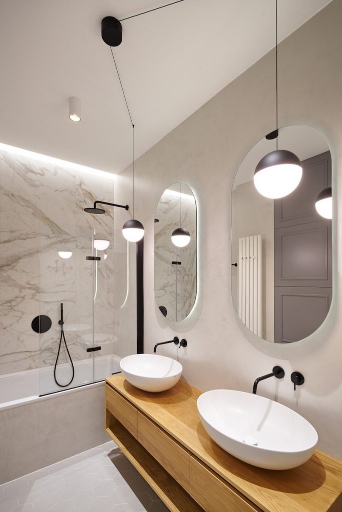 Svetlá kúpeľňa s mramorovou stenou