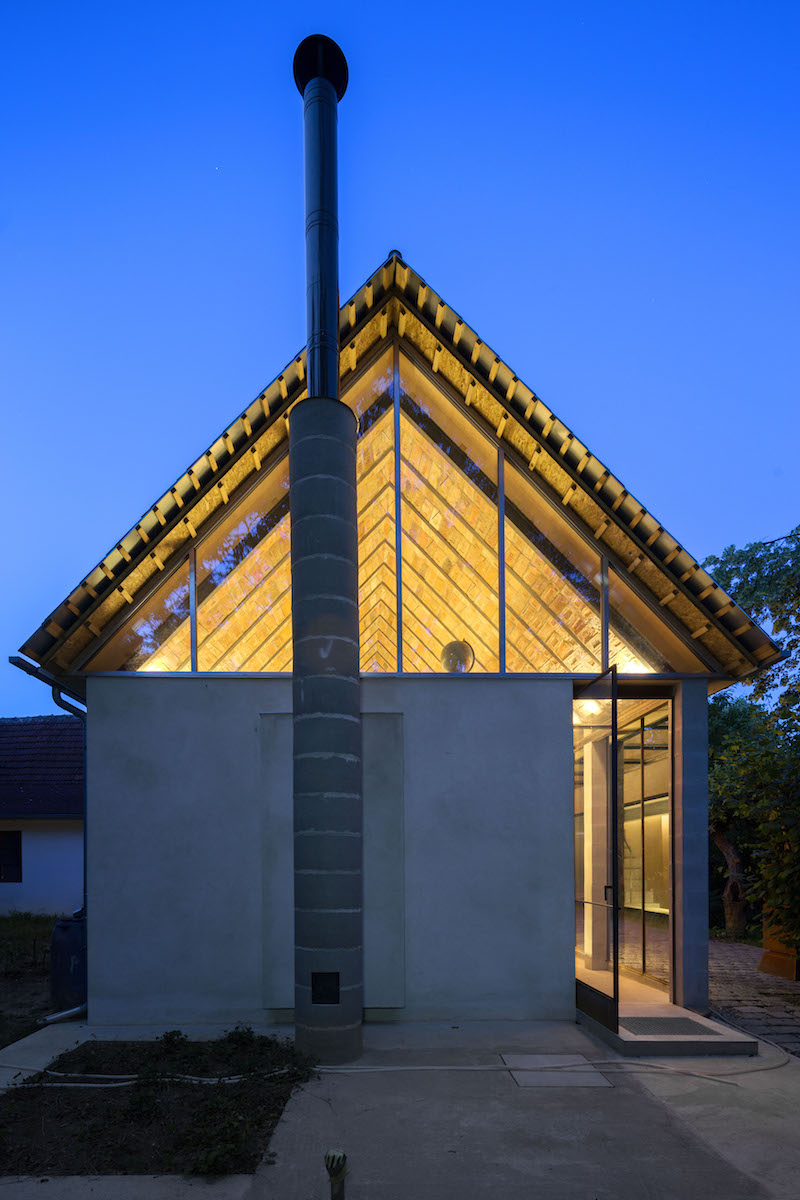 Obnovený dom má typickú slovenskú vidiecku architektúru – obdĺžnikový pôdorys, sedlovú strechu a gánok.