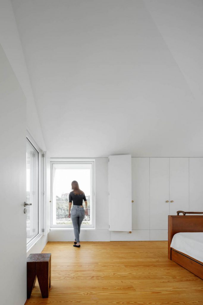 Biela spálňa s drevenou podlahou
