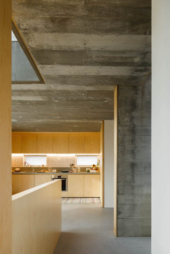 Drevená kuchyňa a betónový strop