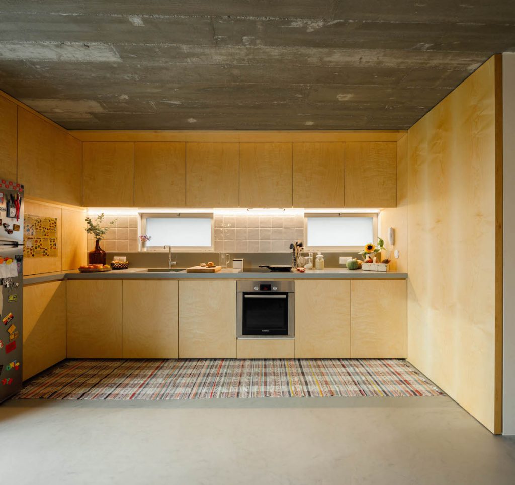 Drevená kuchyňa a betónový strop