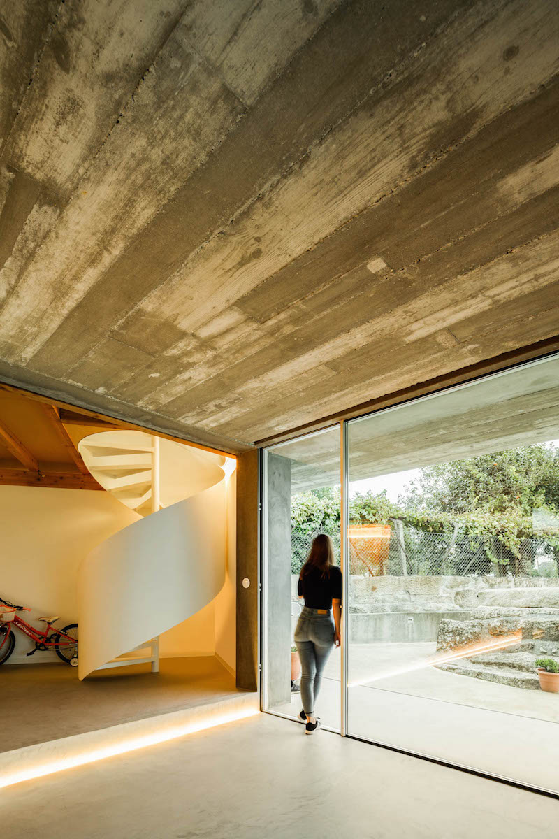 Casa Rio em Paredes do Atelier de Arquitectura Paulo Merlini Architects com fotografia de arquitetura Ivo Tavares Studio