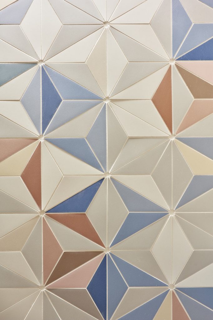 Mozaika z trojuholníkových tvarov.