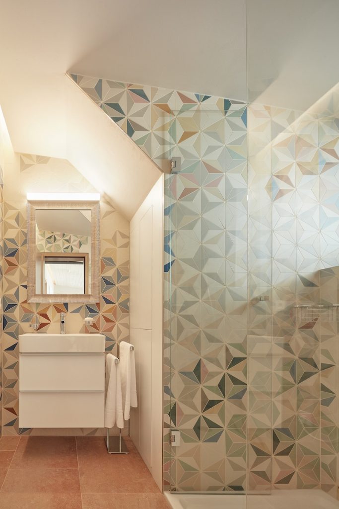 Farebná mozaika v kúpeľni