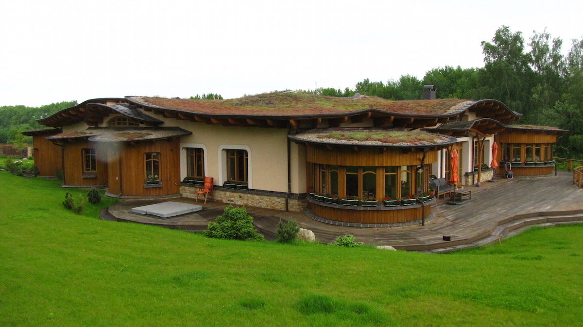 Dom je navrhnutý ako viacgeneračný s niekoľkými vstupmi a cestičkami podľa princípov Feng Shui.
