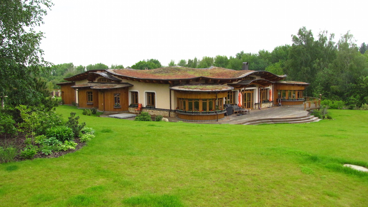 Dom je navrhnutý ako viacgeneračný s niekoľkými vstupmi a cestičkami podľa princípov Feng Shui.

