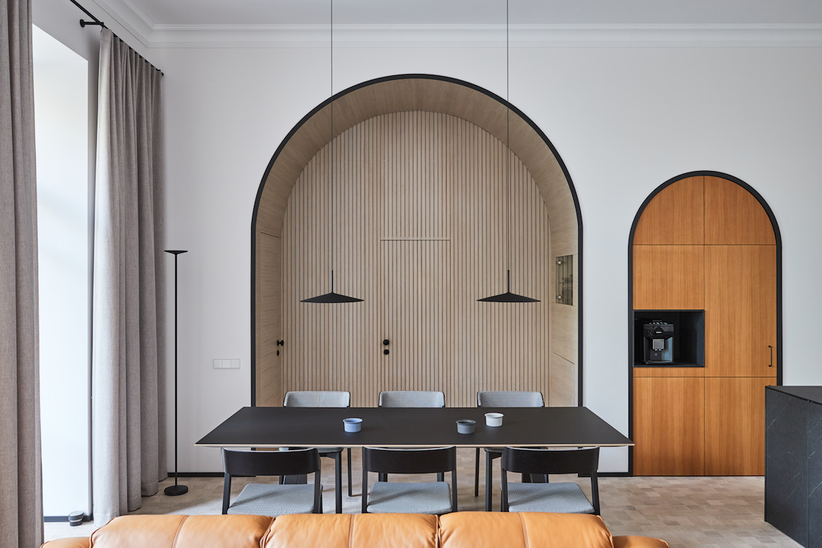Architekti využili výklenky a umiestnili do nich napríklad aj chladničku.