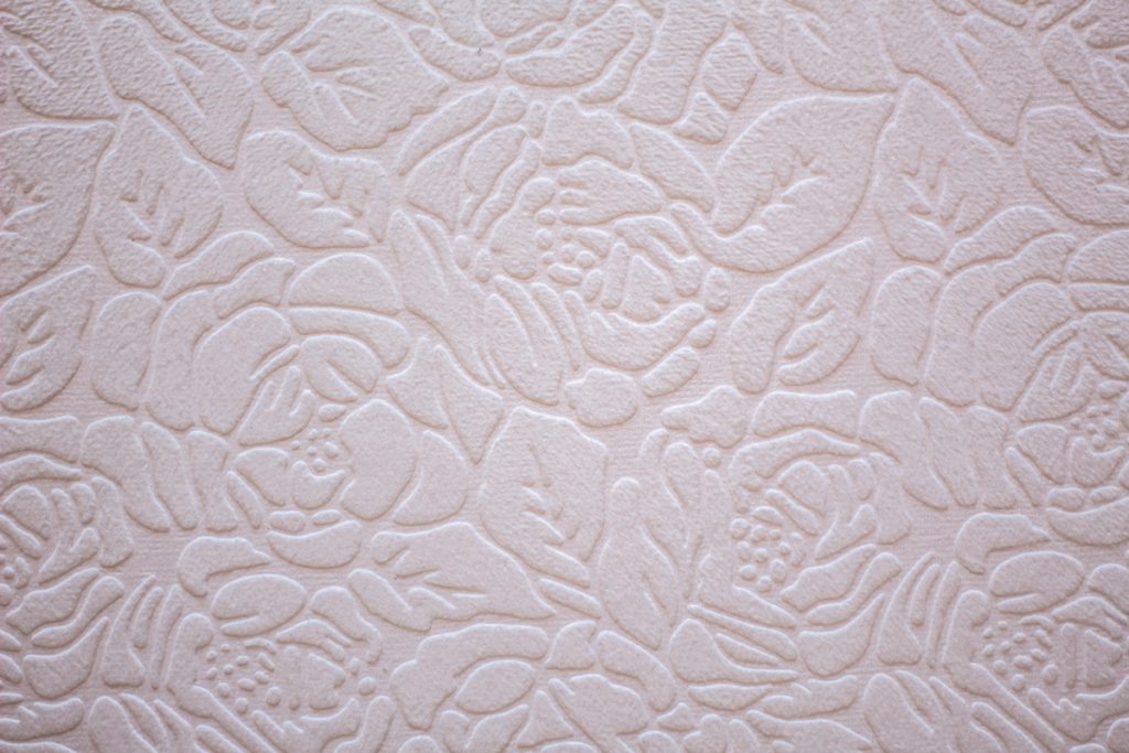 Textúrovaná tapeta s kvetinovým vzorom