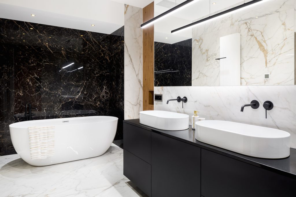 Luxusná kúpeľňa s mramorovou stenou