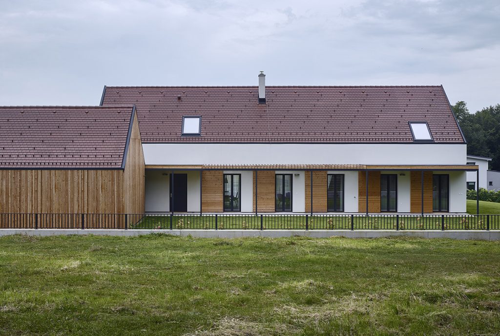 Moderný vidiecky dom na Záhorí kombinuje to najlepšie z tradícií a moderných technológií