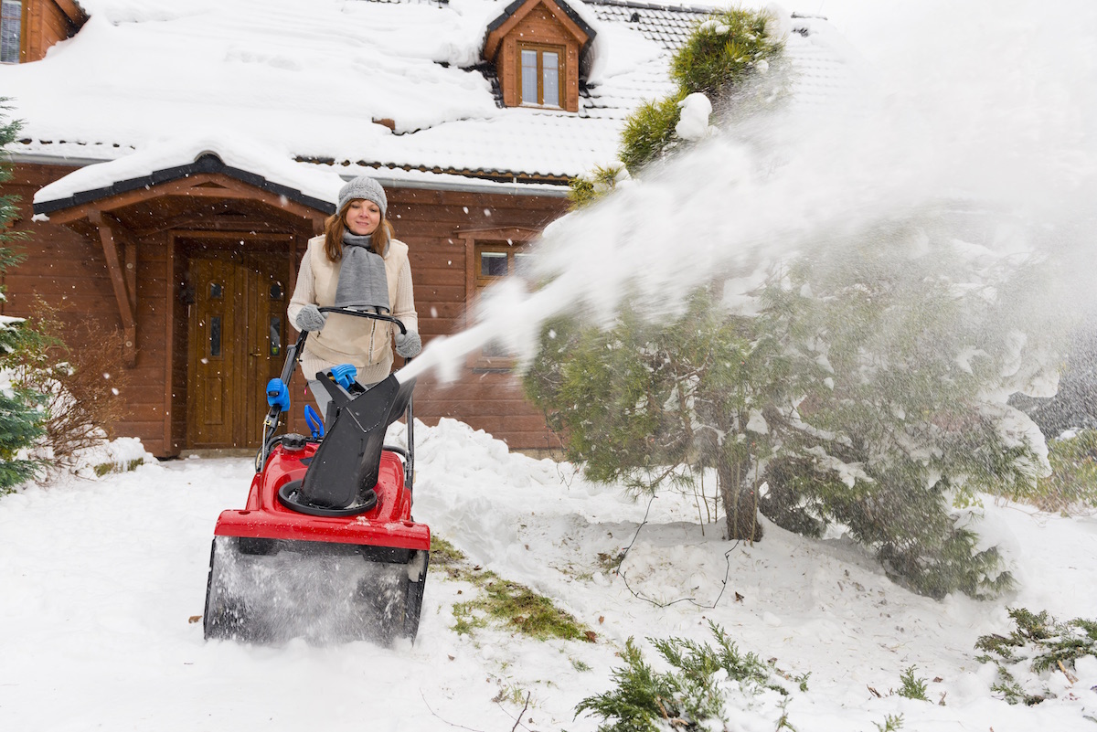 Odhod snehu z prístupovej cesty hladko zaistí jednostupňová benzínová snehová fréza Toro Quick Clear CCR 6053 R, viac na www.mountfield.sk