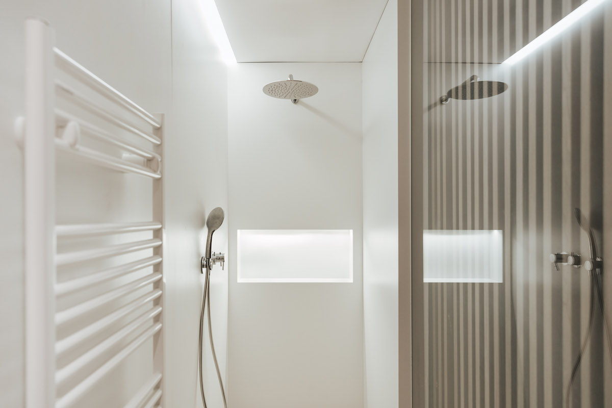 Hygienické zázemie apartmánu je riešené vo svetlých farbách. 
