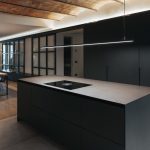 Čierna kuchyňa s klenutým stropom