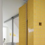 Žltá stena s veľkým zrkadlom