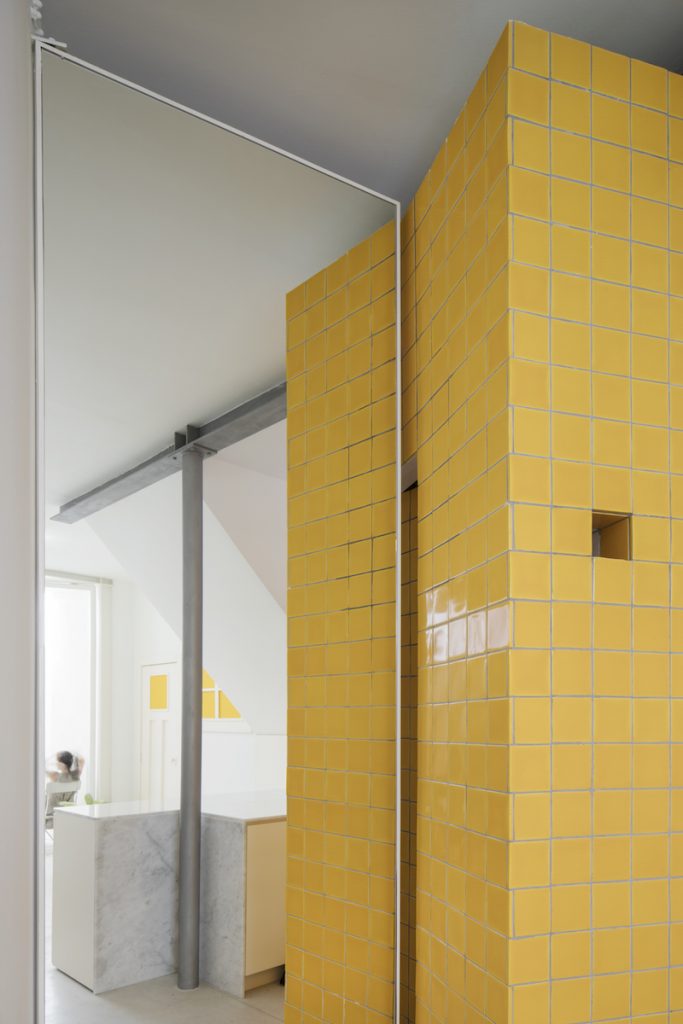 Žltá stena s veľkým zrkadlom